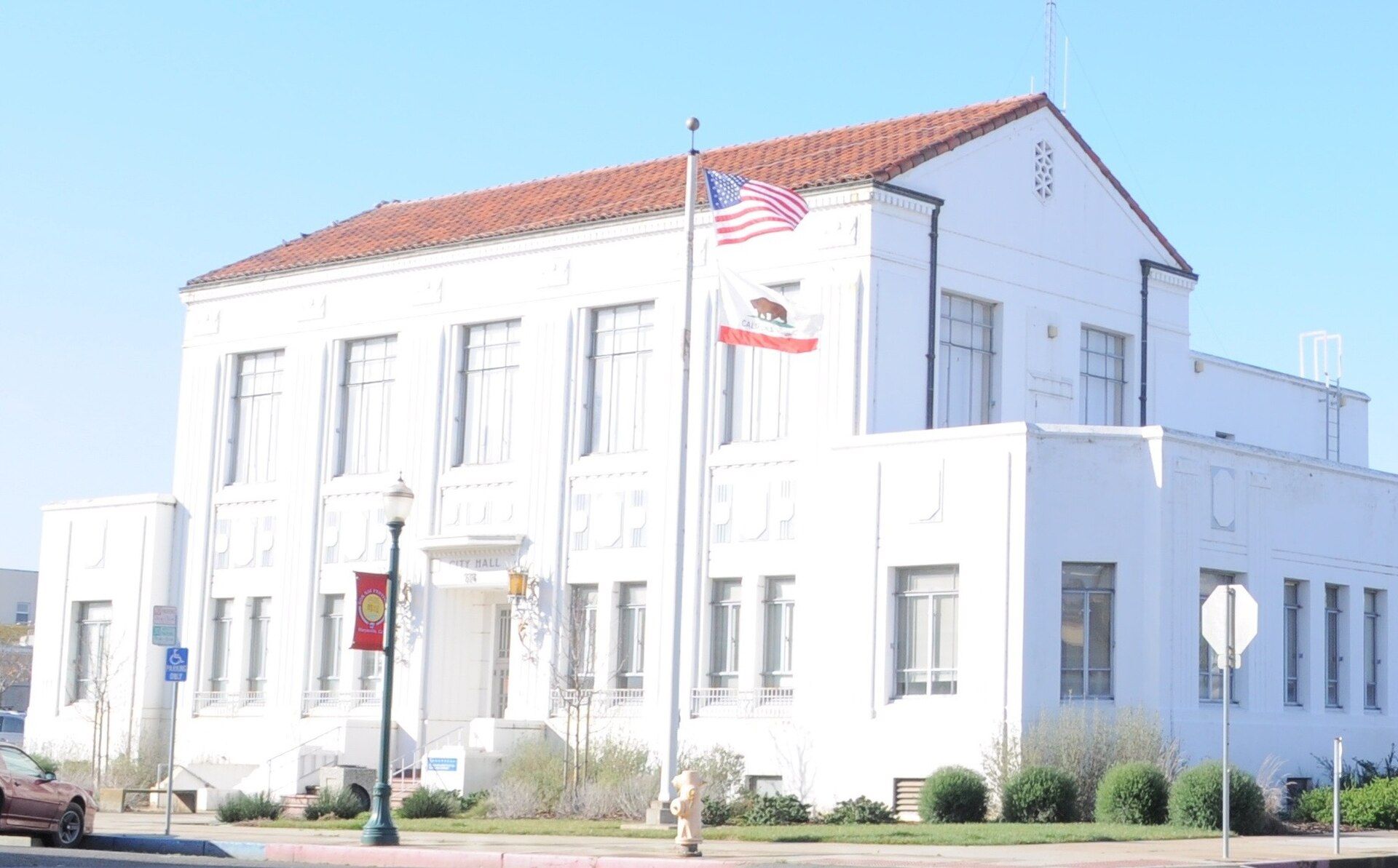 Commercial buildings and street scene in Marysville, California
